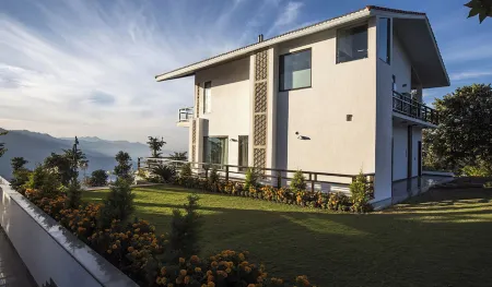 An extravagant Pushp villa overlooking the Ganges