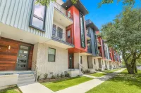Modern Townhouse w Balcony