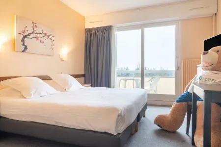 Brit Hotel le Parc Vichy Отели рядом с достопримечательностью «Vichy Paddle»