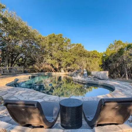 Modern 2-Bedroom Loft in Austin w Pool, Hot Tub,Fire pit,Goats,Alpacas,Chickens