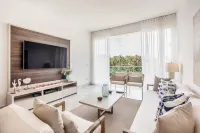Penthouse w Jacuzzi Incl at Lake View