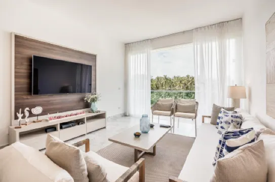 3Br-Penthouse w Jacuzzi Incl at Lake View