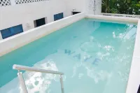 Hotel Waye - Pools