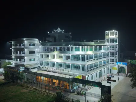 Mahamaya Palace Hotel & Conference Center Отели рядом с достопримечательностью «Statue of Buddha in Bodhgaya»