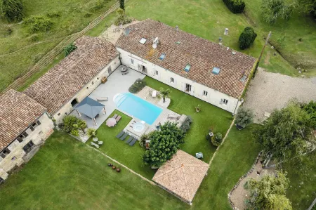 Le Domaine d'Ardgalen Отели в г. Ларюскад