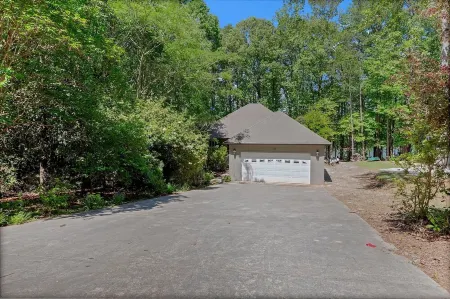 Beautiful 4 bedroom home on Lake Hartwell