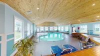 Pebble Beach F305 - Poolside studio, short walk to the beach