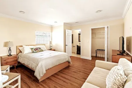 SW Miami Oasis with Playroom & Basketball Hoop