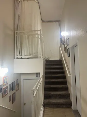 right off I-25 freeway Отели в г. Валенсия