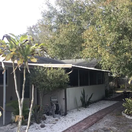 Cute Bungalow close to downtown and Anna Maria Island.