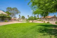 Home away from home! 1 King 1 Queen 2 twins with a non-heated private pool! Hotel in zona Commemorative Air Force Museum