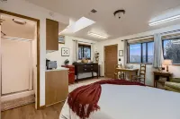 Charming Sanctuary with Scenic Views - Serene Desert Retreat