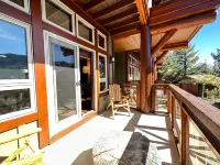 Charming Mountain Escape with Hot Tub and Garage - Stunning Retreat