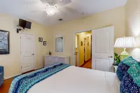 Coastal Port A condo 3 blocks to the beach with 2 pools & enclosed patio with TV Hotel di Port Aransas