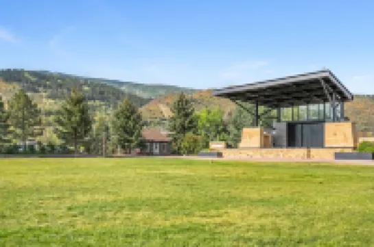 Charming Lake Access and Cozy Comfort - Delightful Mountain Retreat