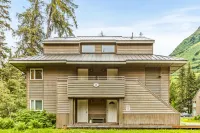 Lovely dog-friendly home with fireplace & full kitchen - steps from the slopes Hotels in Girdwood