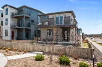 Spacious Kitchen and Breathtaking Mountain Views - Luxurious Escape