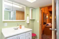 Cozy Cabin in Central Girdwood W/ Wood Stove, Washer/Dryer, & Free WiFi Hôtels à : Girdwood