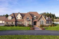 Luxurious Indoor Pool and Equestrian Facilities - Elegant Country Retreat