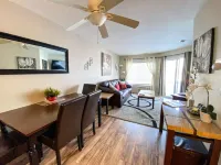 Stunning Lake View Retreat with Pool Side Patio Hotel a Garden