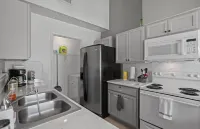 Cozy 2 Bed 1 Bath Home near IAH