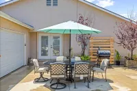 Charming Family Home with Jacuzzi and Outdoor Hot Tub - Delightful Retreat