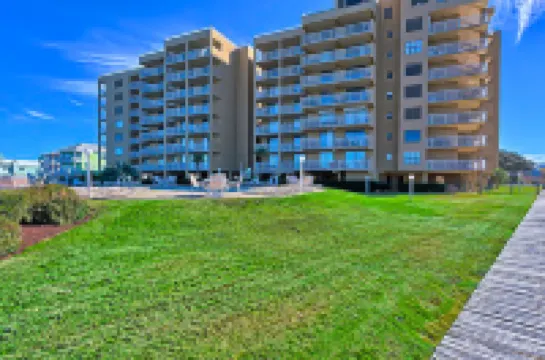 6th-Ffoor waterfront condo w/ith pool & balcony - snowbird-friendly Hotels in 