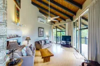 Modern upper-floor condo w/central A/C, lanai, W/D, and outdoor pool