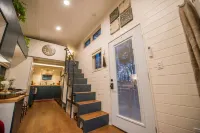 Cozy Haven - Cedar Siding, Pine Paneling & Solid Countertops Hotel di McLennan County