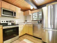 Spacious Layout and Resort Amenities - Inviting Ski Retreat Hôtels à : Comte de Grand