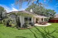 Modern home near Lake LBJ with enclosed yard, patio, grill & central AC