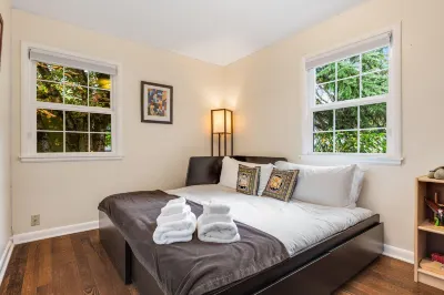 Spacious Home, Games, A/C, Gourmet Kitchen - Charming Escape Hotels in Wedgwood