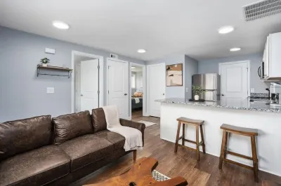 Newly Renovated 2 Bedroom فنادق في 