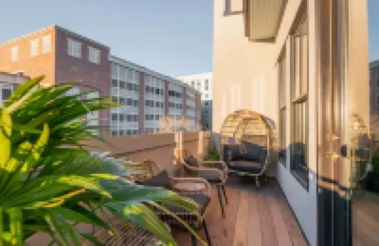 Luxury Penthouse - Overlooking King St w/ Terraces