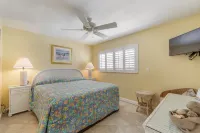 Steps to Heated Pool and Sandy Beaches - Bright Charming Retreat