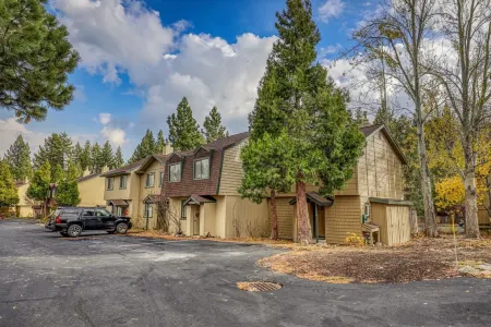 Shared Pool, Hot Tub, Home Theater - Luxurious Modern Retreat