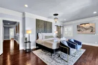Light-Up Pool, In-Pool Jacuzzi and Gym with Sauna - Exquisite Serenity Hotels in Bibb County