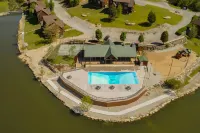 Cozy one-level cabin with pool, hot tub, grill, fireplace, WiFi, & covered deck Hotel di Ruth C Township