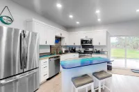 Modern, Dog-Friendly Home with a Full Kitchen, Washer/Dryer, Furnished Patio Hotels in Bandon
