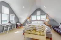 Oceanfront home with incredible Pacific view, private hot tub, deck grill & W/D