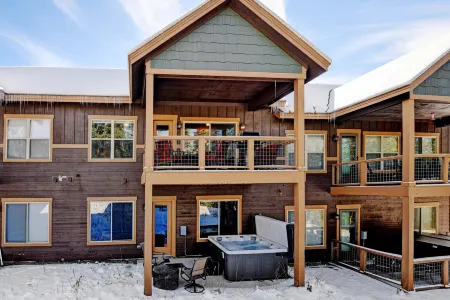 Luxury Mountain Retreat with Hot Tub and Scenic Views - Exquisite Haven Отели рядом с достопримечательностью «Grand Park Community Recreation Center»