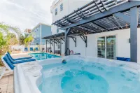 Heated Pool, Rooftop Deck and Culinary Haven - Spectacular Oasis