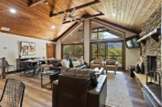 Scenic Views and Game Room Retreat - Exquisite Mountain Haven