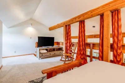 Lovely condo with fireplace, skiing, balcony, full kitchen & washer/dryer Hotels near Rendezvous Park