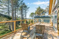 Beautiful Home with Ocean and Yaquina Lighthouse Views - Walk to the Beach