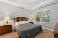Full Kitchen and Resort Pool Access - Tranquil Oasis