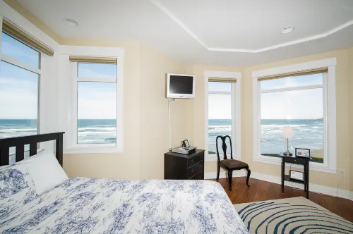 Stunning Views and Elegant Interiors - Luxurious Oceanfront Haven