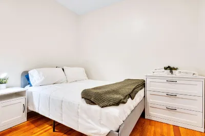 Stylish Urban Retreat with Central Air and Smart TV - Spacious Haven