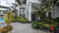 By the Sea Hotels in Russell