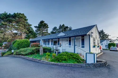 Tranquil Seaside Retreat - WiFi, Kitchen, Garden, Grill Hotels in Otter Rock